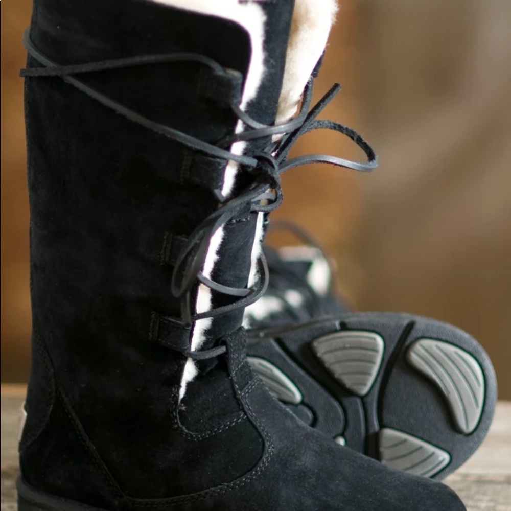 UGG Whitley lightly used boots women’s size 6